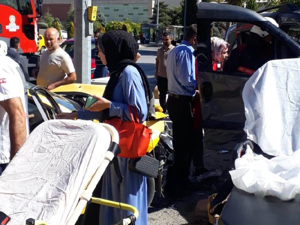 Malatya'da 2 araç çarpıştı: 6 yaralı