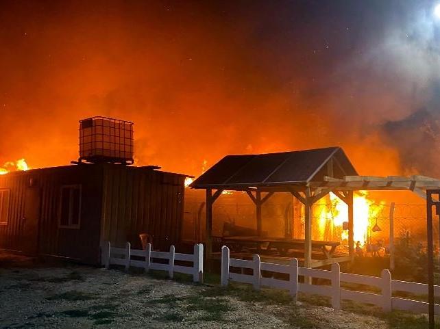 Çiftlikte yangın: 10 hayvan öldü, 10 ton buğday yandı