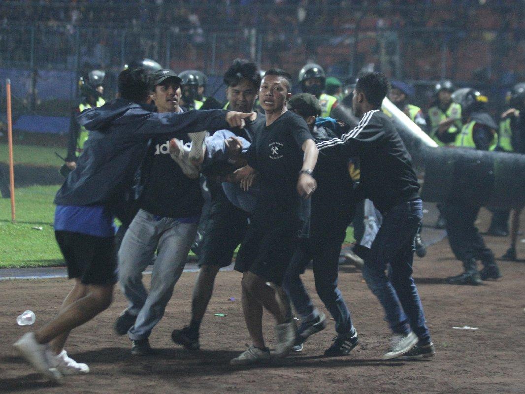 Endonezya'daki trajediyi anlattı: Futbolcuların kollarında öldüler!