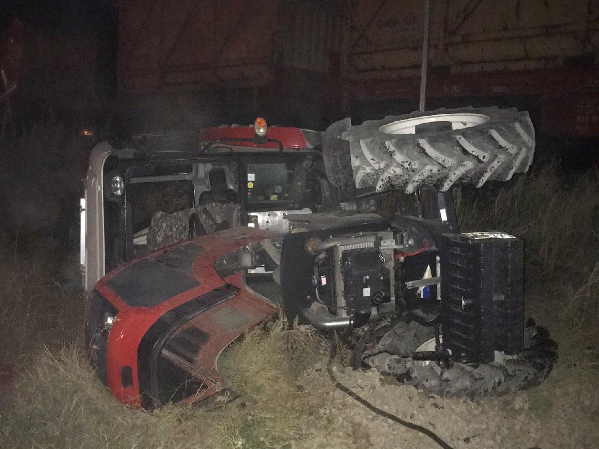Afyonkarahisar'da yük treninin çarptığı traktörün sürücüsü yaralandı