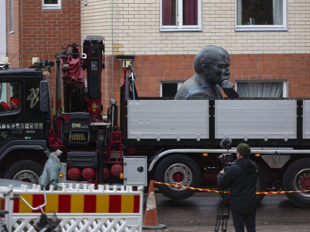 Finlandiya'daki son Lenin heykeli de depoya kaldırıldı