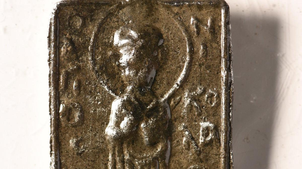 İznik Gölü'ndeki batık kilisede Aziz Nikolas figürlü kolye ucu bulundu