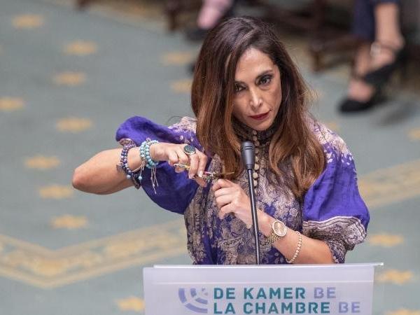 Belçika Dışişleri Bakanı, İranlı kadınlara destek için saçlarını kesti