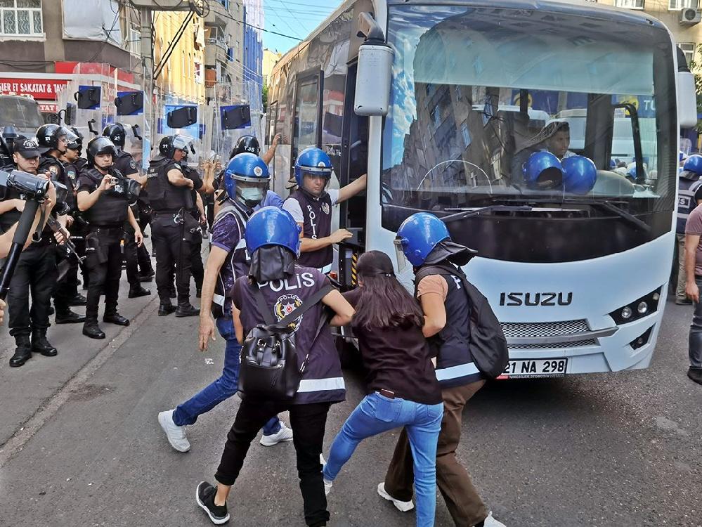 Diyarbakır'da izinsiz yürüyüş yapan HDP'li gruba polis müdahalesi: 59 gözaltı