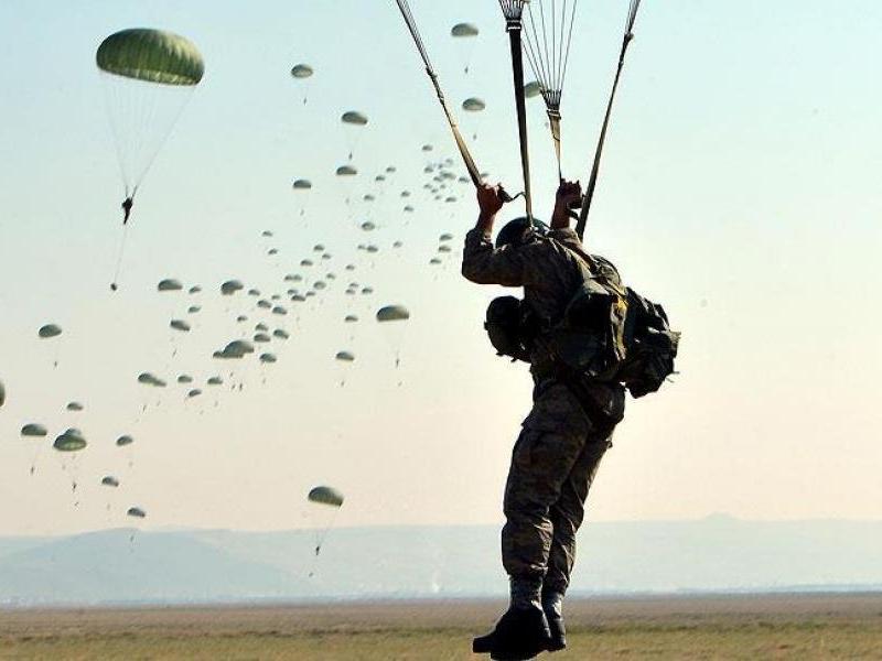 Yunan basını: Türkiye, Ege'deki kayalıklar için paraşütçüler görevlendirdi