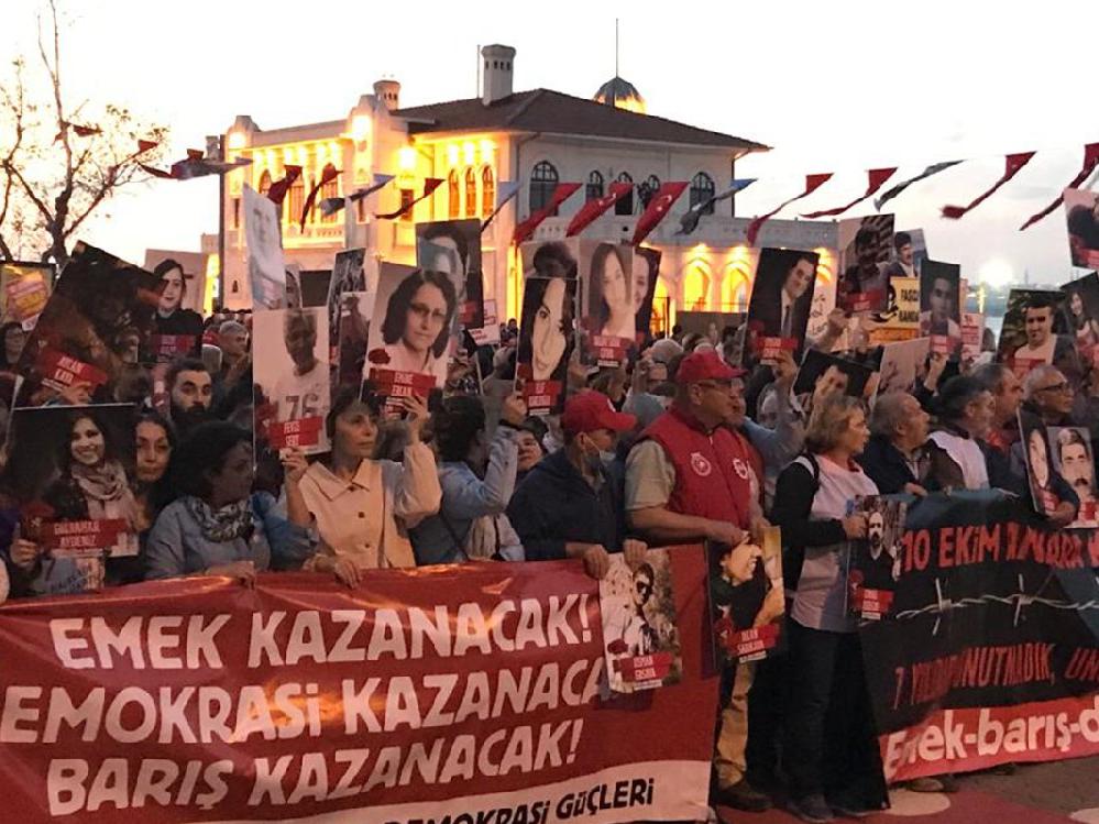 Ankara Gar Katliamı'nda yaşamını yitirenler İstanbul'da anıldı