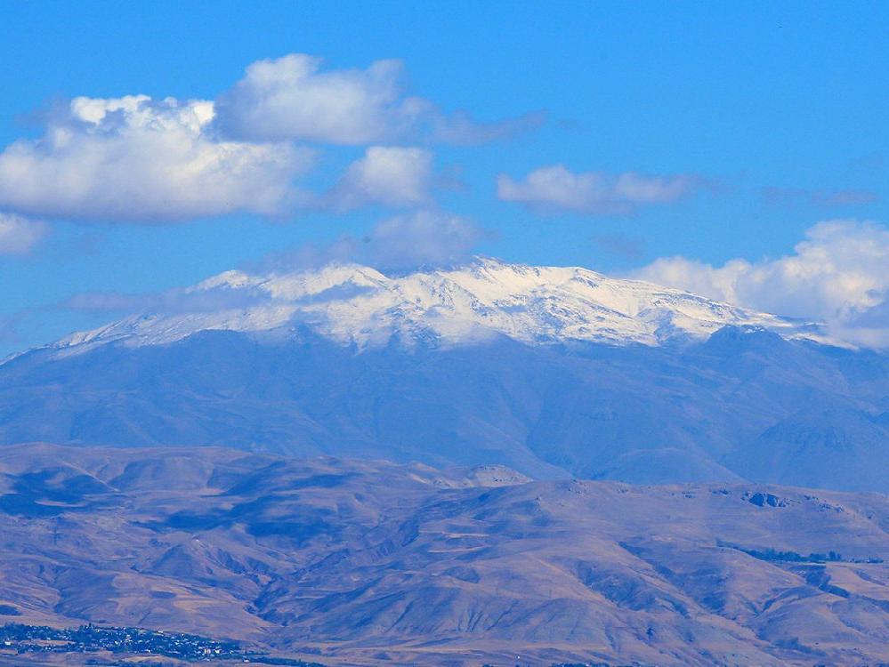 Süphan Dağı'nın zirvesi karla kaplandı
