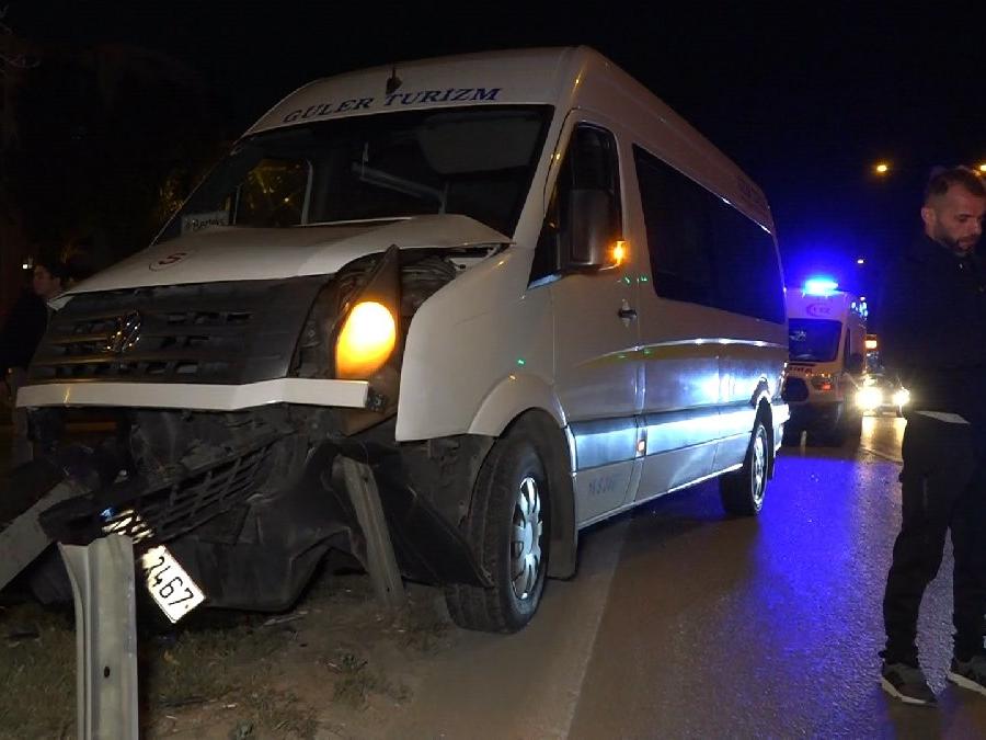 Bursa'da işçi servisi ile kamyonet çarpıştı: 4 kişi yaralandı