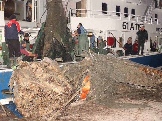Dalgıçlar için batırılan uçağın enkazı balıkçıların ağına takıldı