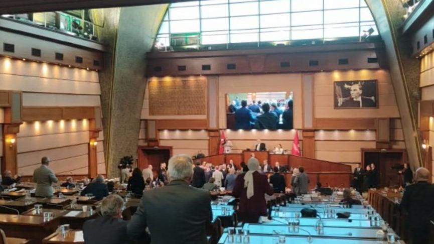 İBB Meclisi’nde 'sansür yasasına hayır' pankartı sansürlendi, meclise ara verildi