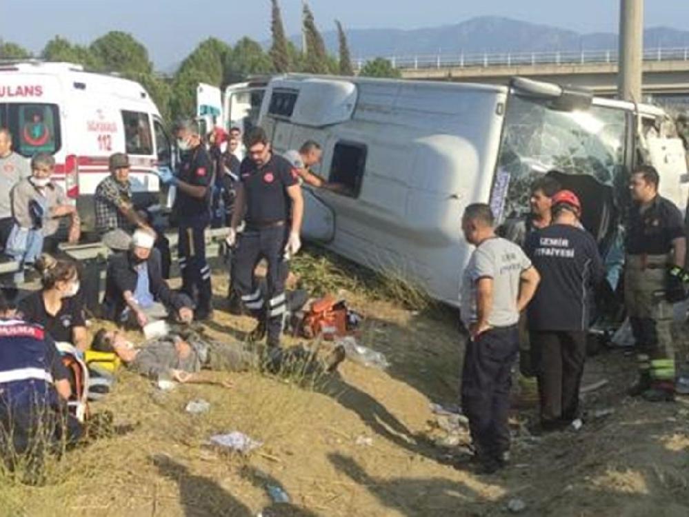 İzmir'de hasta taşıyan midibüsün devrilmesi sonucu 9 kişi yaralandı