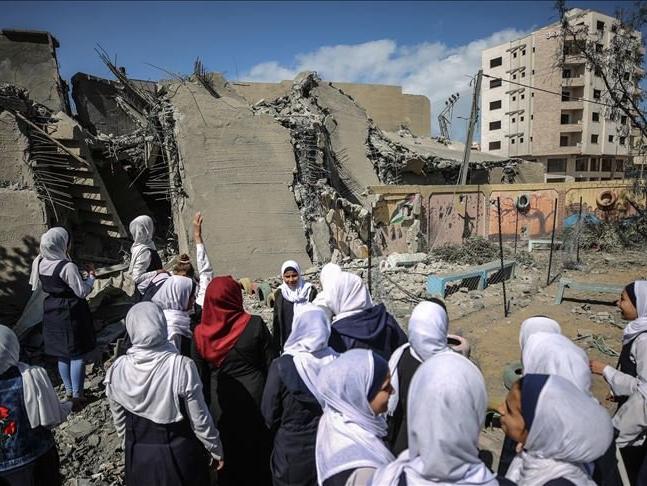 İsrail gaz kapsülü attı, Gazze'de öğrenciler boğulma tehlikesi geçirdi