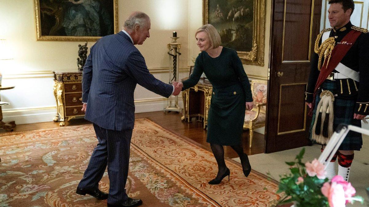 İngiltere'de Kral ile Başbakan arasında tuhaf selamlaşma: Geri mi döndün?