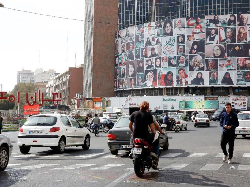 İran'da 'başarılı kadınların itirazı' başkentteki dev afişi indirtti
