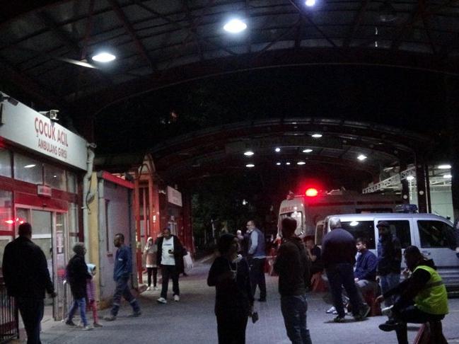 İzmir'de yol verme kavgası: 2'si ağır 4 yaralı