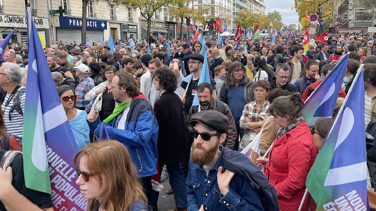 Fransa'da binlerce kişi sokaklara döküldü