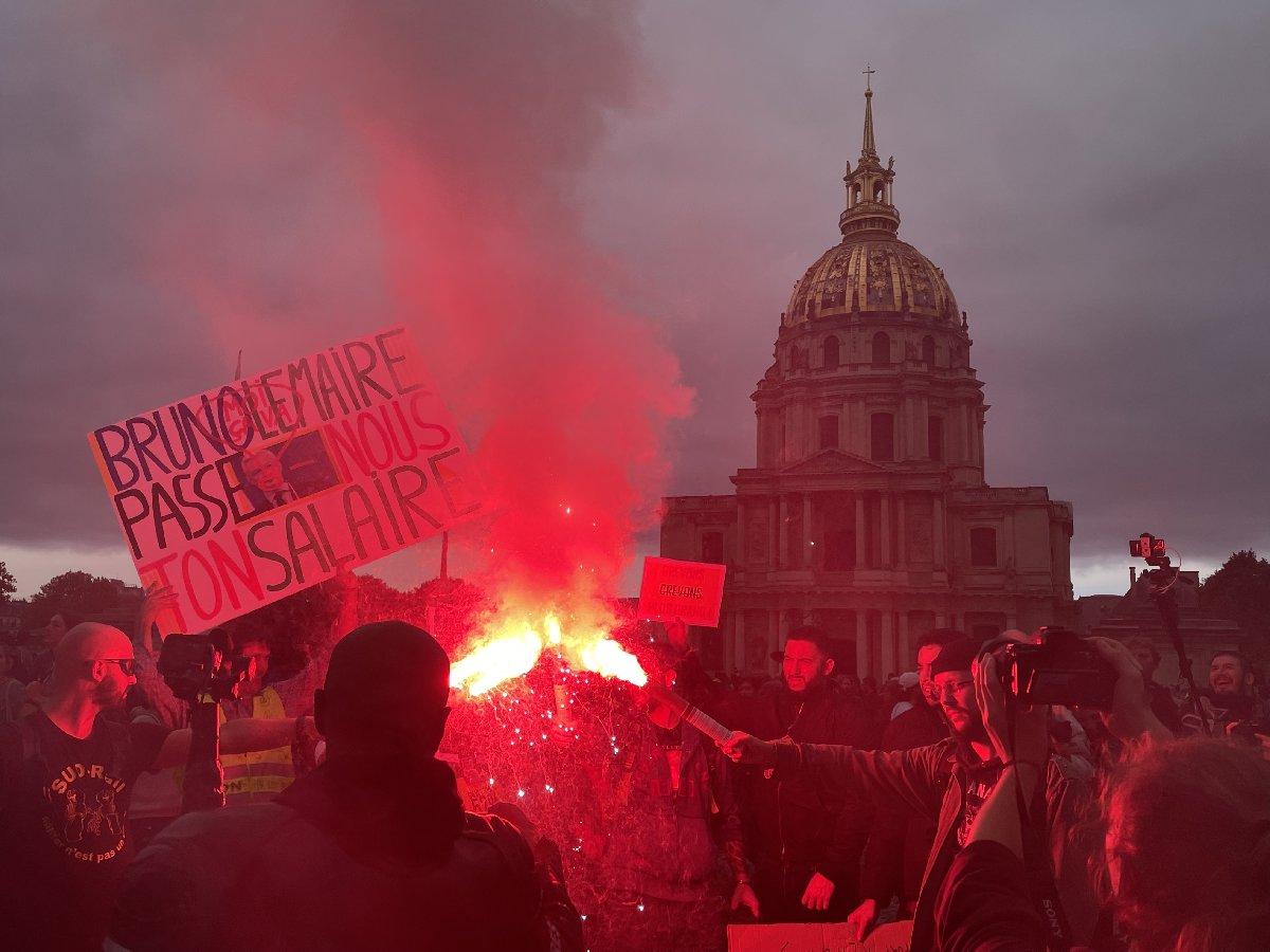 Fransa'da maaş zammı talebiyle protestolar düzenlendi