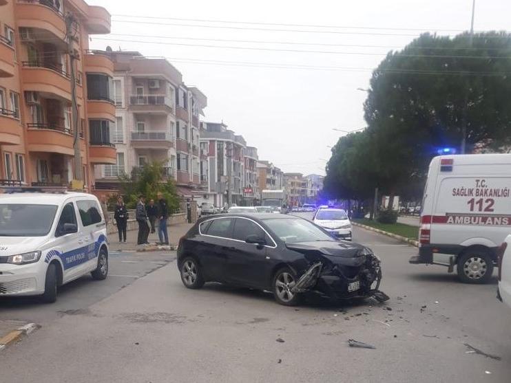 Yolcu minibüsü ile otomobil çarpıştı, 9 kişi yaralandı