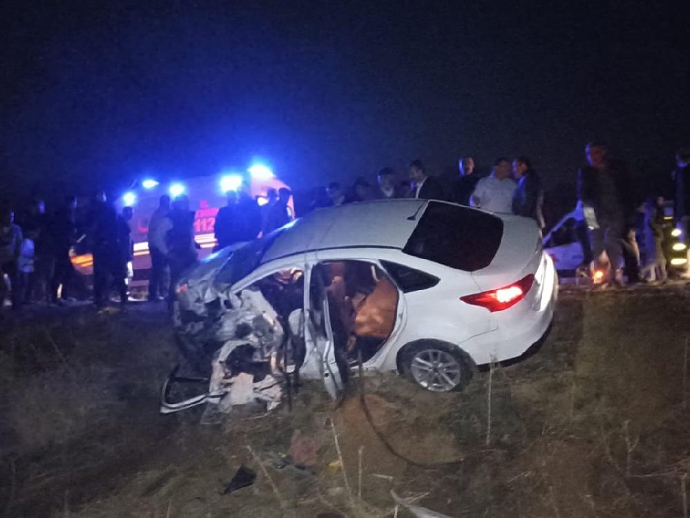 Bitlis'te hafif ticari araç ile otomobil çarpıştı: 1 ölü, 7 yaralı