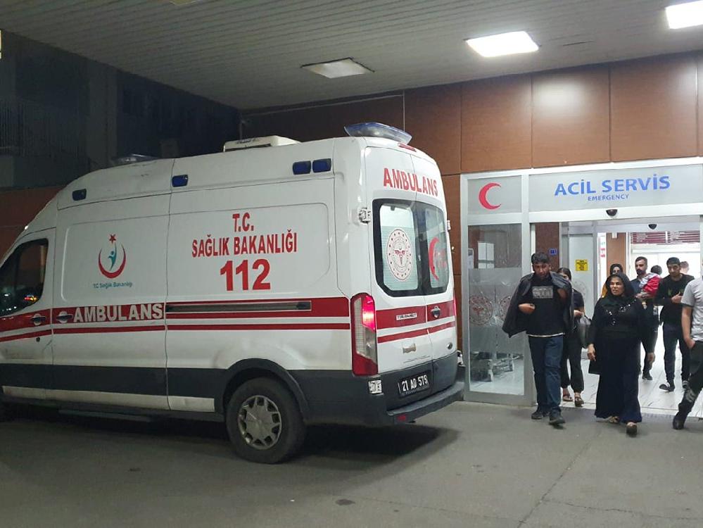 Diyarbakır'da otomobil şarampole devrildi: 5 yaralı