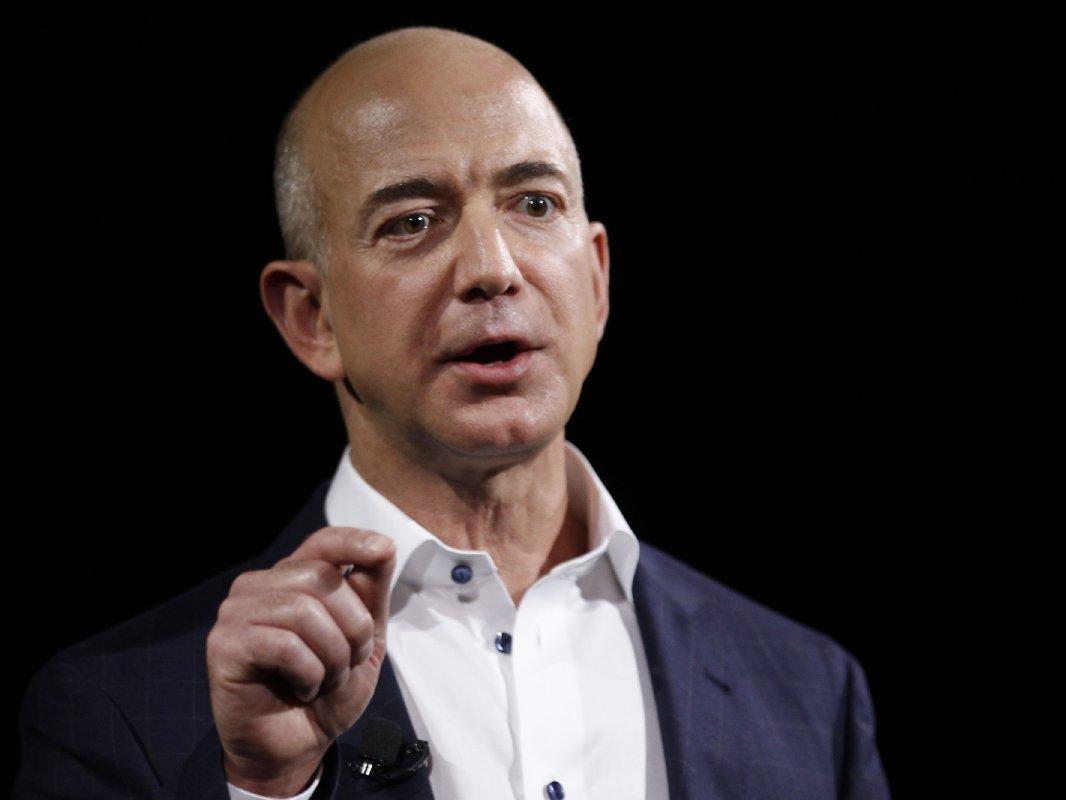 Jeff Bezos'tan uzay araştırmalarını eleştirenlere yanıt: "Evimizi terk etmek için değil"