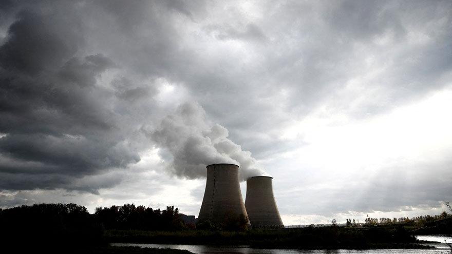 Fransa'da grev 12 nükleer santralde devam ediyor
