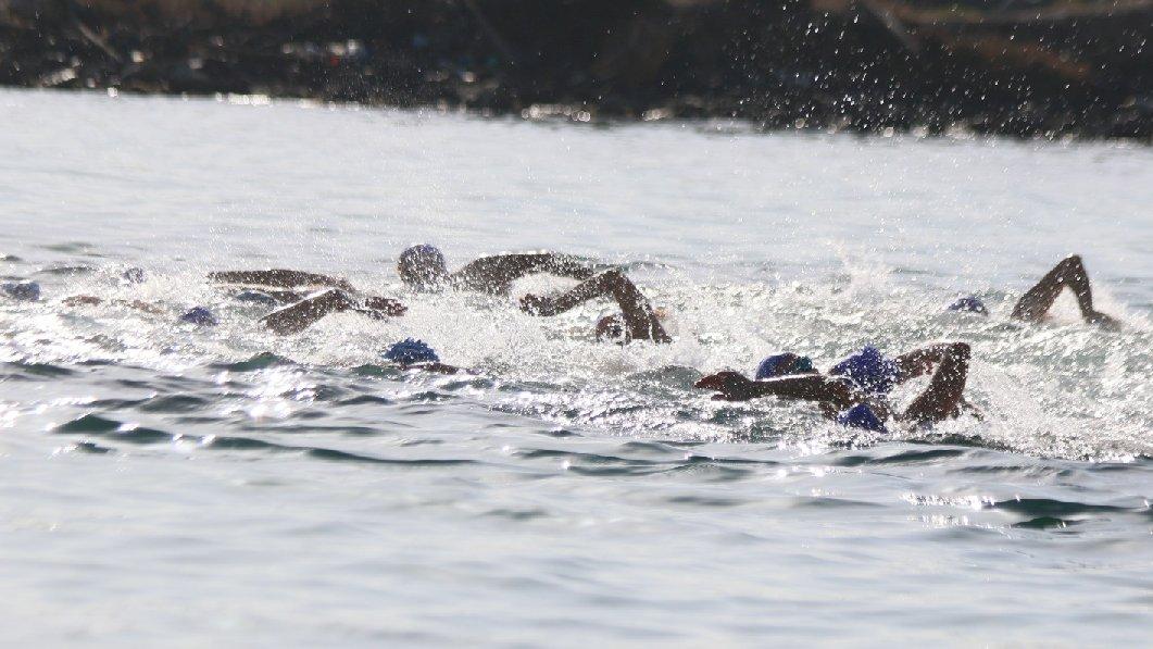 İzmir'de kulaçlar 100’üncü yıl için atıldı
