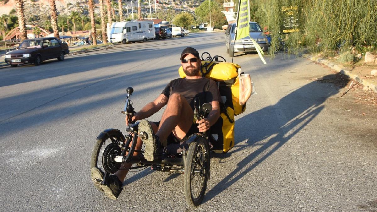 Almanya'dan özel yapım bisikletiyle geldi