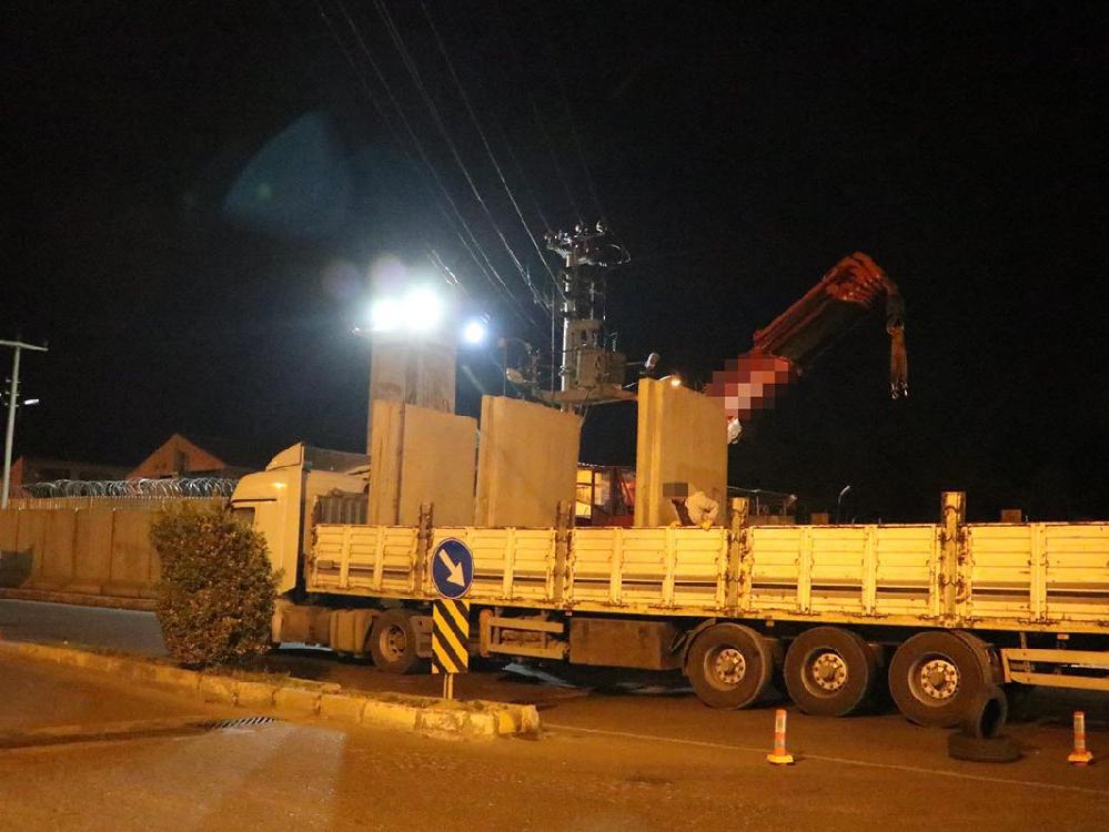 Diyarbakır E Tipi Cezaevi'nin çevresindeki 7 tonluk bloklar kaldırılıyor