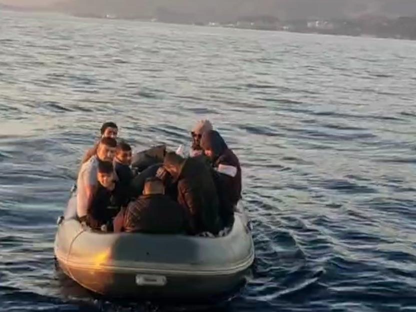 İzmir açıklarında 103 göçmen yakalandı