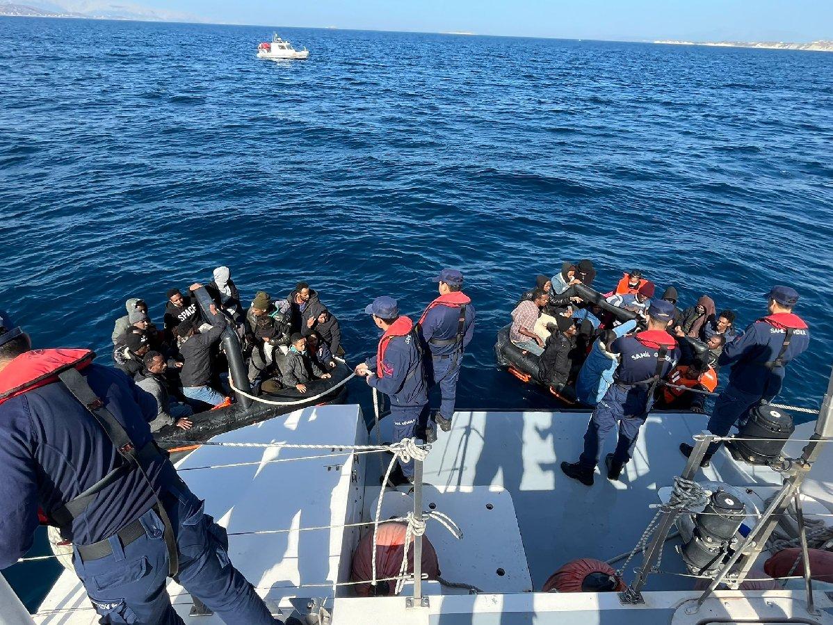 İzmir açıklarında 214 düzensiz göçmen kurtarıldı