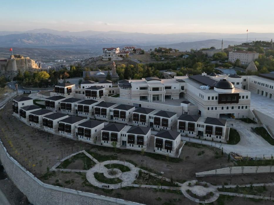 Diyanet külliyesi milyonları yuttu: AKP’li vekil şükrederek bittiğini duyurdu