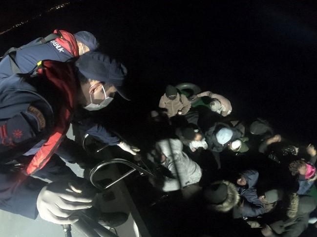İzmir'de 73 kaçak göçmen ile 1 Türk vatandaşını Sahil Güvenlik kurtardı