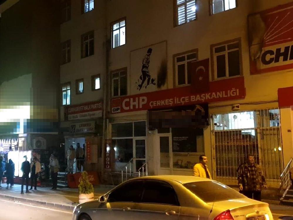 CHP binasına molotoflu saldırı