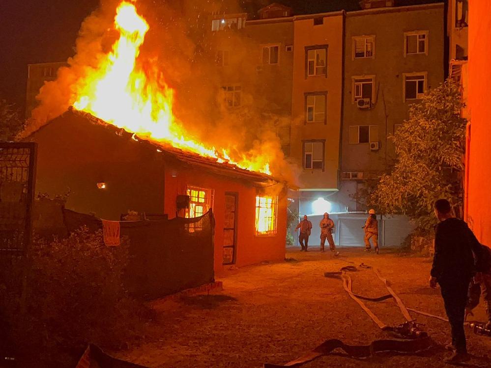 Arnavutköy'de gecekondu alev alev yandı