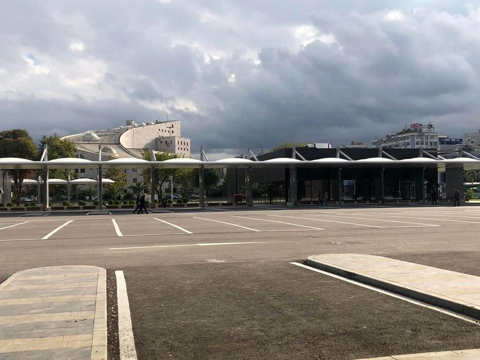 Parkın ortasına 2 kaçak bina yapıp, çocuk oyun alanını otoparka çevirdiler