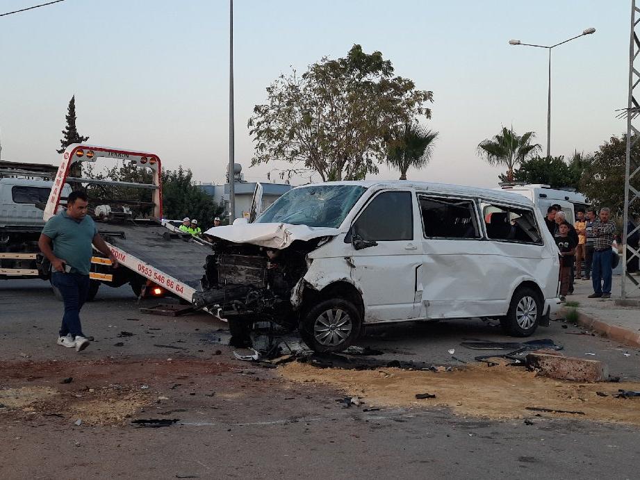 Mersin'de öğrenci servis minibüsü ile otomobilin çarpıştığı kazada 7 kişi yaralandı
