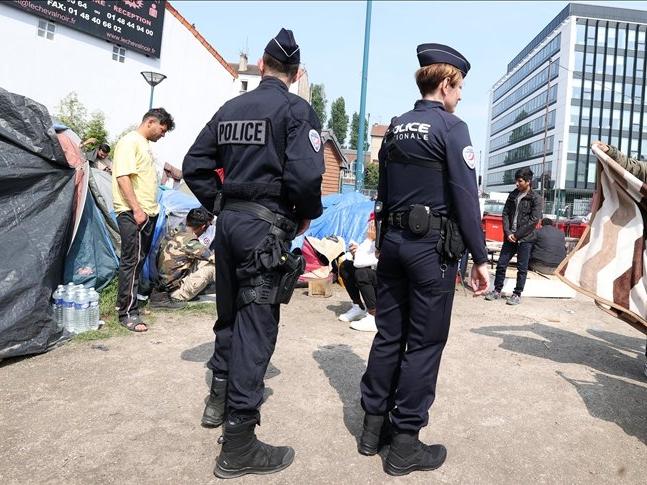 Fransa göçmenleri 'arananlar listesi'ne koymayı planlıyor