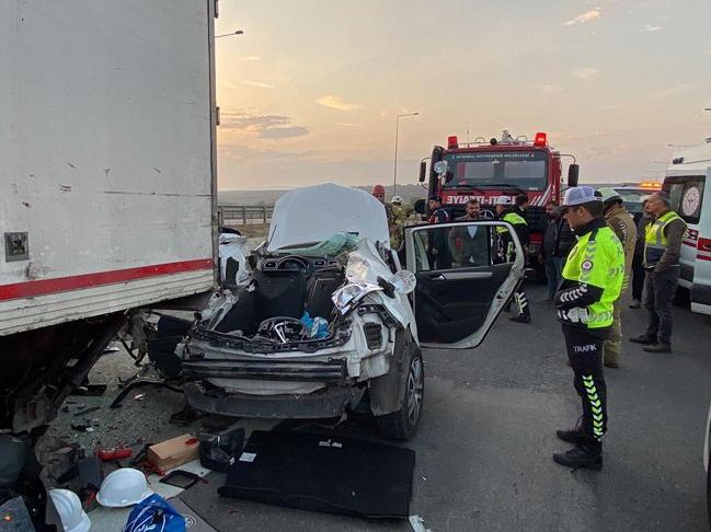 Tekirdağ'da otomobil kamyona çarptı: 2 ölü, 1 yaralı