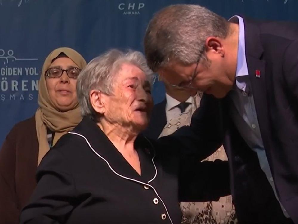 95 yaşındaki Ayşe Çakır, CHP’ye üye oldu
