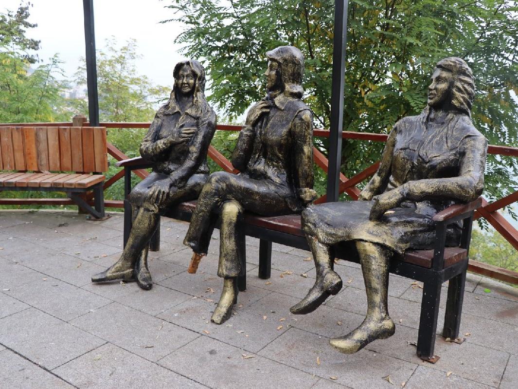 'Üç kız heykeli' yine tahrip edildi