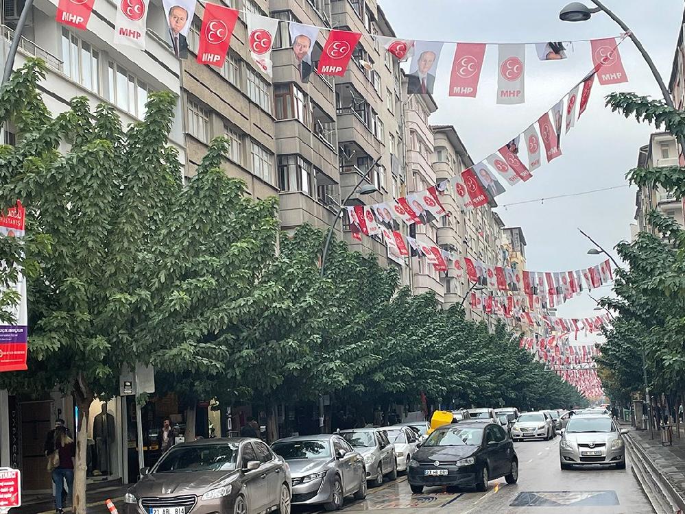 CHP'nin afişleri indirilmişti, MHP bayrakları caddelere asıldı