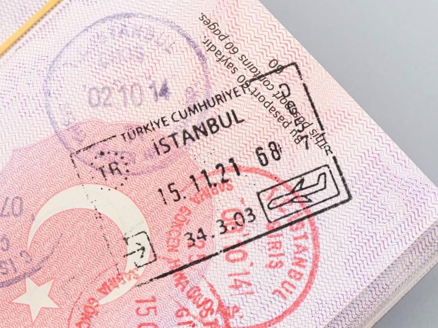 Macaristan vatandaşı Türkiye'ye vizesiz girebilecek, Türk vatandaşı vize kuyruğunda kalacak
