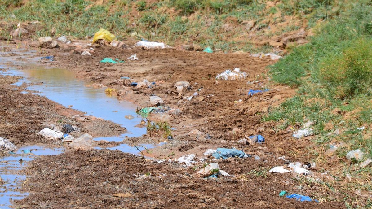 Kuraklıktan etkilenen Tuz Gölü'nde kirlilik de başladı  
