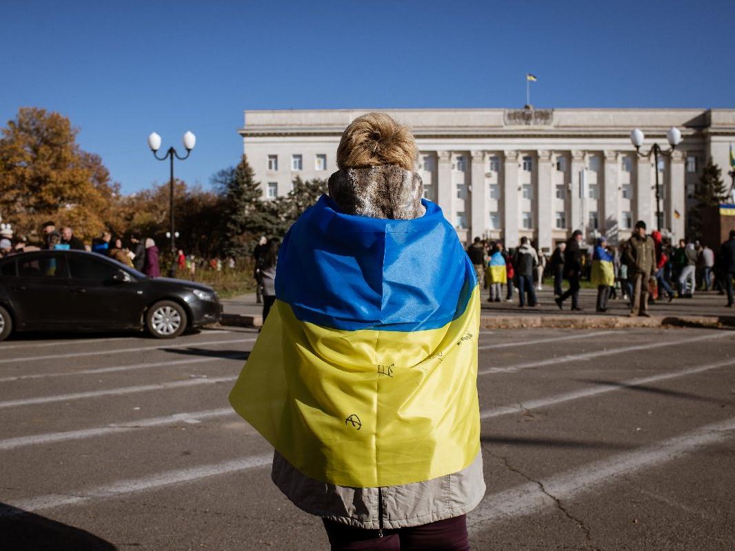 Rusya'nın çekildiği Herson'da binlerce kişi yardım almak için sıraya girdi