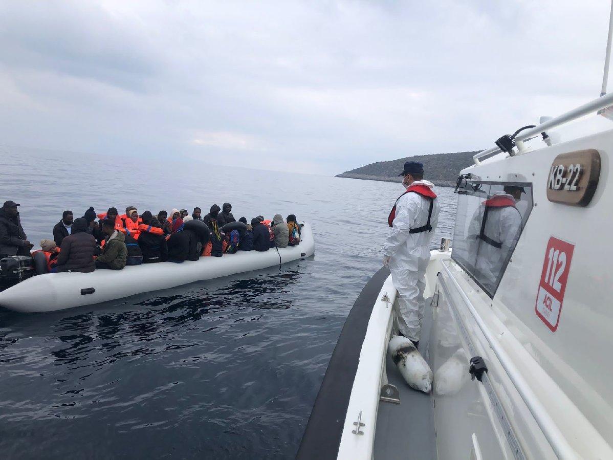 İzmir açıklarında 50 düzensiz göçmen karaya çıkarıldı