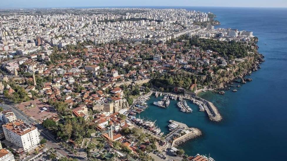 Yüksek kiralar göçe zorladı: Memurlar ve turizm çalışanları Antalya'yı terk ediyor