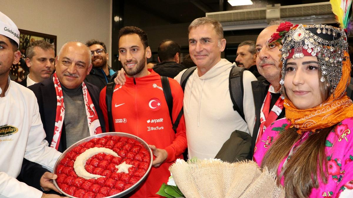 Millilere Gaziantep'te davullu, baklavalı karşılama