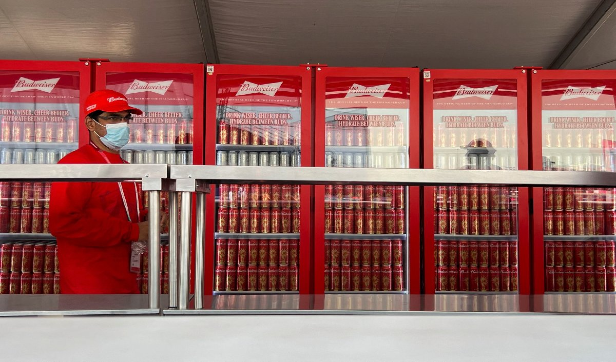 Taraftarlar için oluşturulan alanlara konulan bira satış stantları. | Fotoğraf: Reuters.