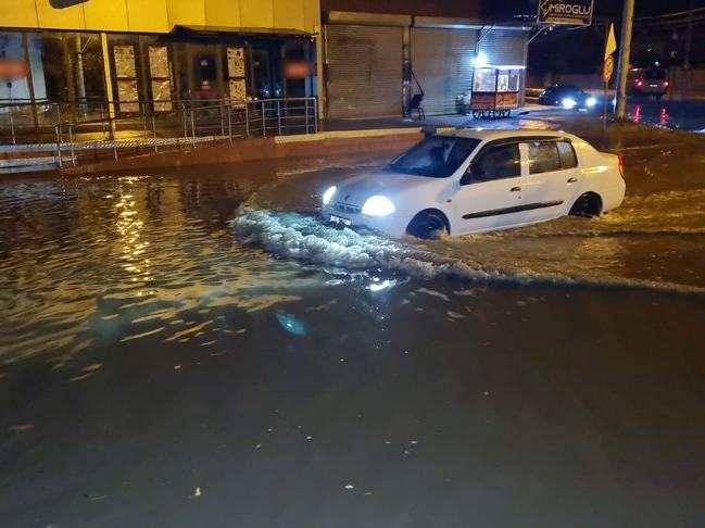 Adana'da etkili olan sağanak yağış hayatı olumsuz etkiledi